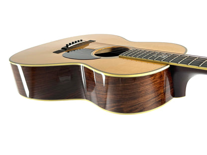 Seitenansicht des Korpus der Santa Cruz OO~Skye mit Fichtendecke und Cocobolo-Zarge
